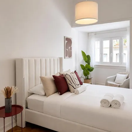 1e- Walk Everywhere From Lisbon's Iconic Neighborhoods, Rossio, Chiado, Baixa And Liberty Avenue Vendégház Lisboa