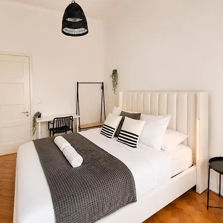 1e- Walk Everywhere From Lisbon's Iconic Neighborhoods, Rossio, Chiado, Baixa And Liberty Avenue Vendégház Lisboa