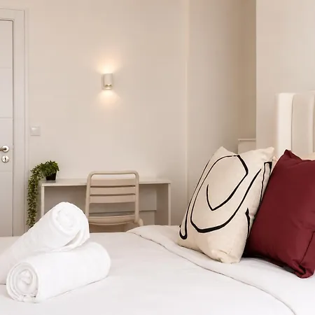1e- Walk Everywhere From Lisbon's Iconic Neighborhoods, Rossio, Chiado, Baixa And Liberty Avenue ליסבון