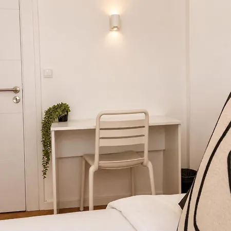 1e- Walk Everywhere From Lisbon's Iconic Neighborhoods, Rossio, Chiado, Baixa And Liberty Avenue Vendégház