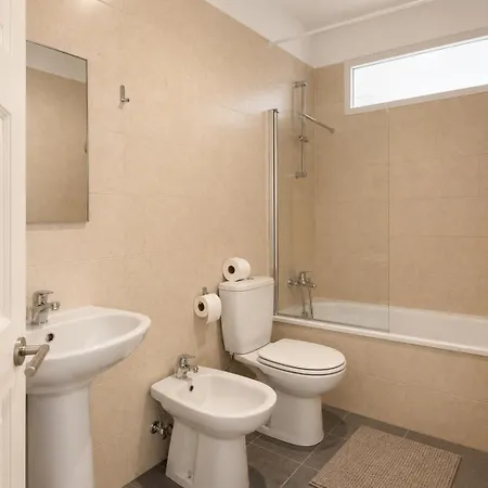 1e- Walk Everywhere From Lisbon's Iconic Neighborhoods, Rossio, Chiado, Baixa And Liberty Avenue Vendégház *