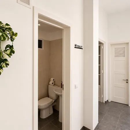 1e- Walk Everywhere From Lisbon's Iconic Neighborhoods, Rossio, Chiado, Baixa And Liberty Avenue Vendégház